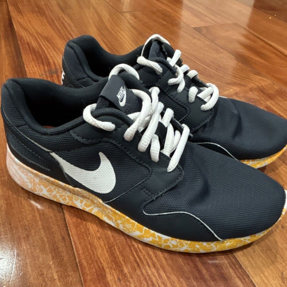 Nike women’s Black & White Low Top Athletic Sneakers Mesh Upper Rubber Size 6